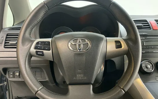 Toyota Auris 1.60 автоматическая, фото №1